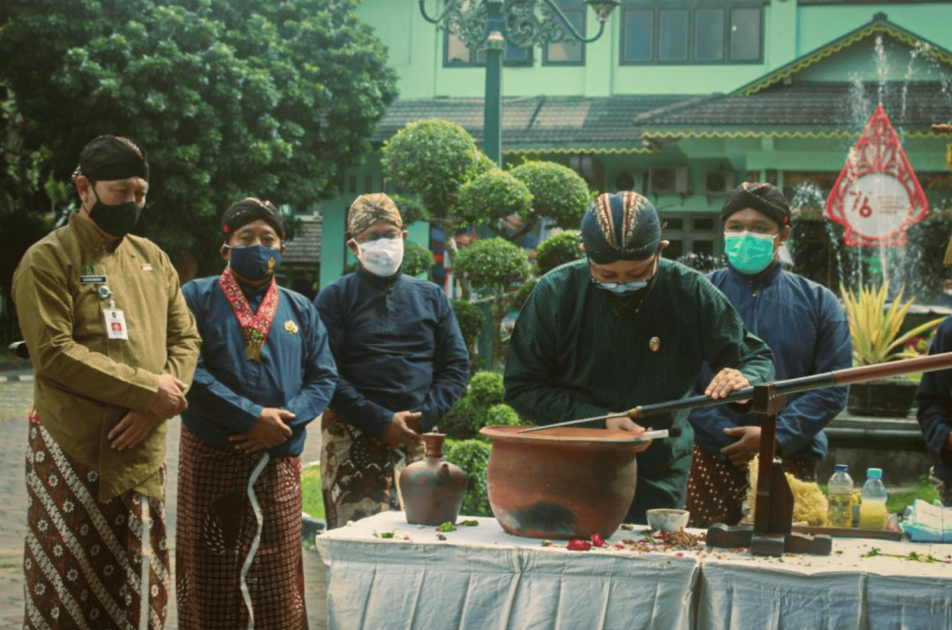 Jamasan dan Tembang Pocung