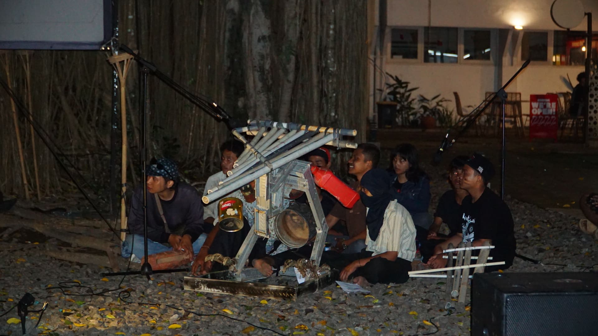 Daur ulang sampah menjadi alat musik (Foto: Sangaskara)