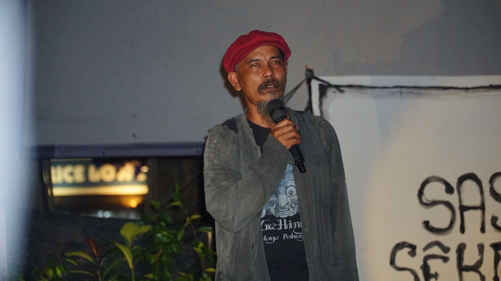 Monolog oleh Mas Harmanto membawa cerita “Surat Suratin” (Foto: Sangaskara)