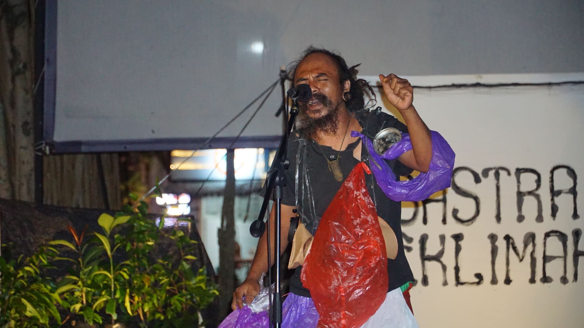 Monolog oleh Mas Ribut Eugh (Foto: Sangaskara)