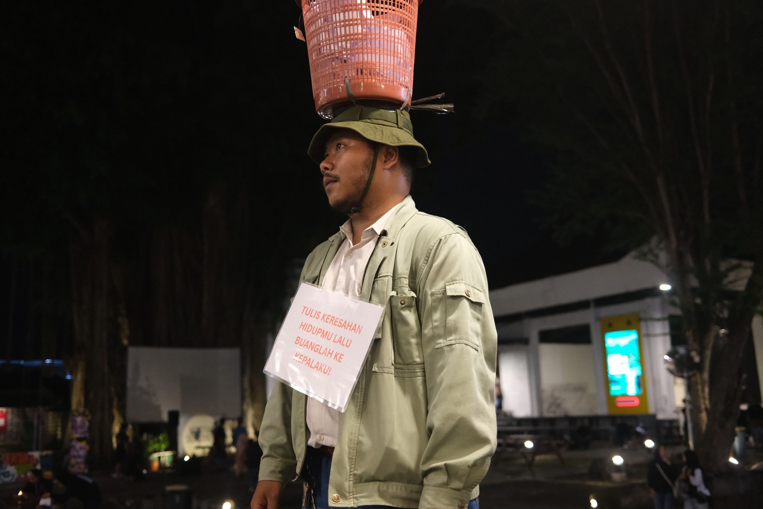 Lelaki berkepala tempat sampah di antara penonton (Foto: Sangaskara)